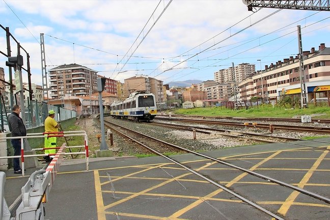 Un tren circulando por la estación de Torrelavega. / ALERTA