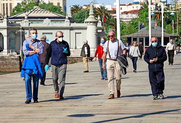Varias personas con mascarilla caminan por el Paseo Pereda de Santander. / J.RAMÓN