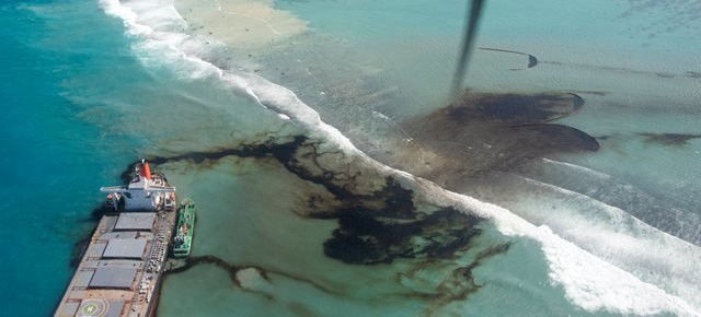 Una fotografía aérea muestra el MV Wakashio, un buque granelero de bandera panameña de propiedad japonesa (arriba) con fugas de petróleo cuando encalló en la costa sureste de Mauricio.
E. Press