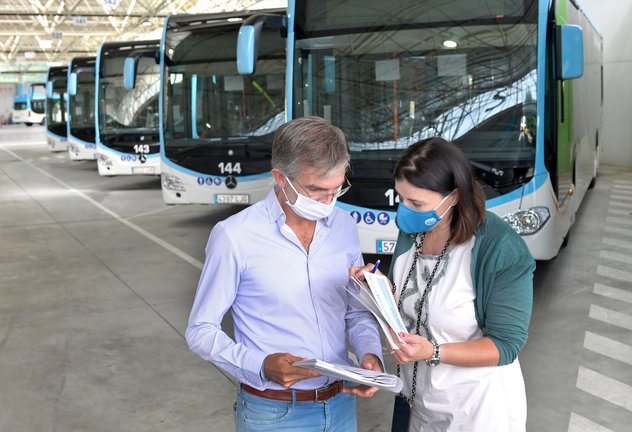 Gema Igual y César Díaz en la presentación de los seis nuevos autobuses híbridos del TUS