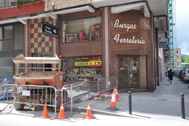 La ferretería Burgos en Torrelavega con un cartel que se lee, liquidación. / S.D.