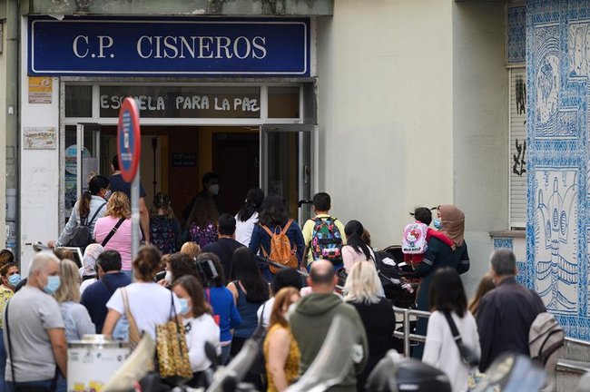 Padres y alumnos a la entrada del Colegio Cumbres, este lunes en Santander./Pedro Puente Hoyos