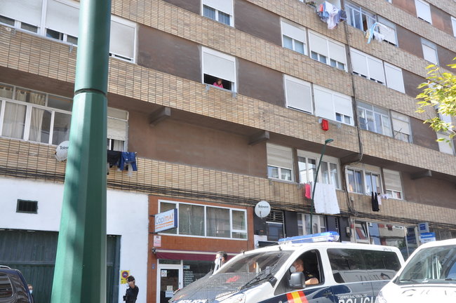La policía en la calle Casimiro Saiz en el barrio de La Inmobiliaria en Torrelavega. / S.D.
