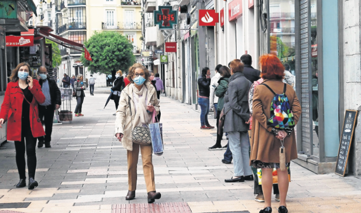 Varias personas con mascarilla por Santander. / ALERTA