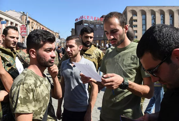 Voluntarios armenios se unen al reclutamiento en Armenia. MELIK BAGHDASARYAN