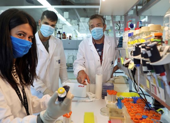 El científico José Martínez-Costas (d) con parte de sus investigadores en el laboratorio del CIQUS de la Universidad de Santiago, en busca de una vacuna contra el SARS-CoV-2, en su caso con una metodología propia. (XOÁN REY:EFE 