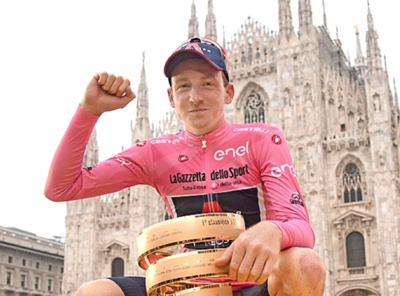 Tao Geoghegan Hart posa con el trofeo de ganador del Giro de Italia. / LUCA ZENNARO