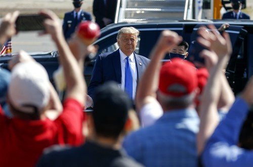 El presidente de Estados Unidos, Donald Trump, saluda a sus seguidores mientras aterriza en el aeropuerto John Wayne. Foto: Ringo Chiu / ZUMA Wire / dpa