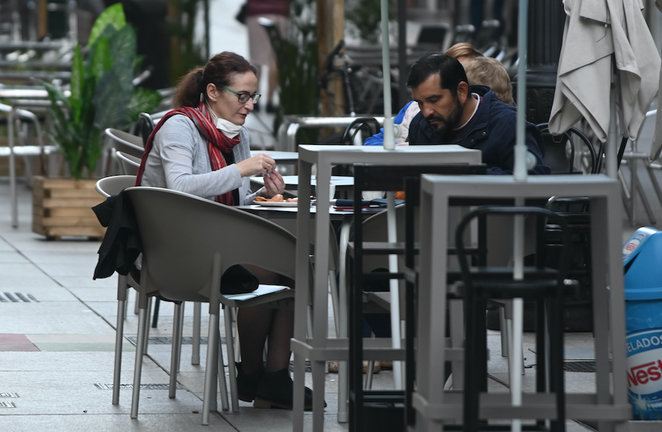 Dos personas desayunan en una cafetería del centro de Santander. / HARDY