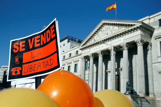 Miembros de la plataforma Más plurales se manifiesta este jueves en frente del Congreso de los Diputados en Madrid por la nueva ley de educación Ley Orgánica de Modificación de la LOE (LOMLOE), también conocida como ley Celaá. EFE/Mariscal