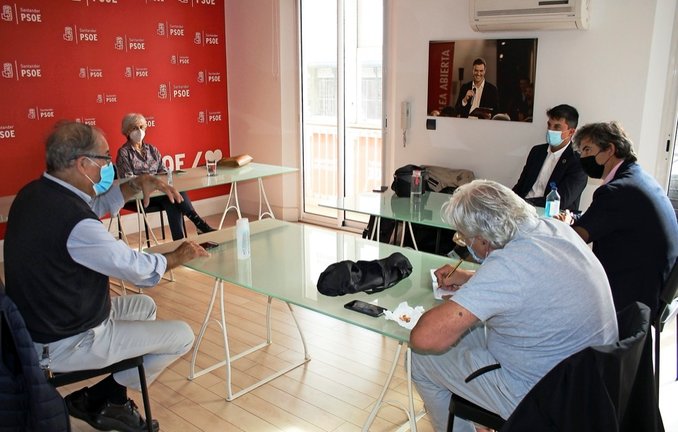 Concejales del PSOE con representantes vecinales. / ALERTA