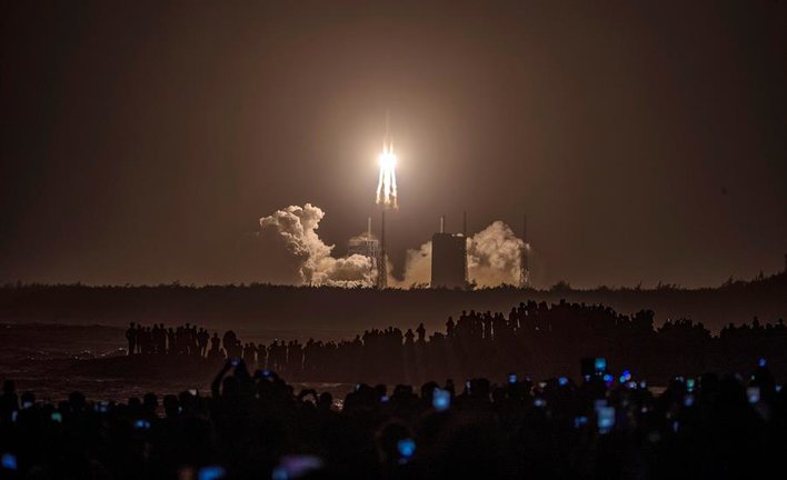 Una multitud observa el lanzamiento de la sonda espacial Chang'e-5 en Wenchang, China, este martes. China lanzó hoy con éxito a la Luna la sonda espacial Chang'e-5 para recolectar muestras del satélite y posteriormente regresar a la Tierra, en la primera misión de este tipo desde la década de 1970. El lanzamiento tuvo lugar a las 04.30 hora local (20.30 GMT) mediante el cohete portador Larga Marcha-5 desde el centro de lanzamiento de Wenchang, en la provincia insular de Hainan, en el sur del país. EFE/EPA/STR