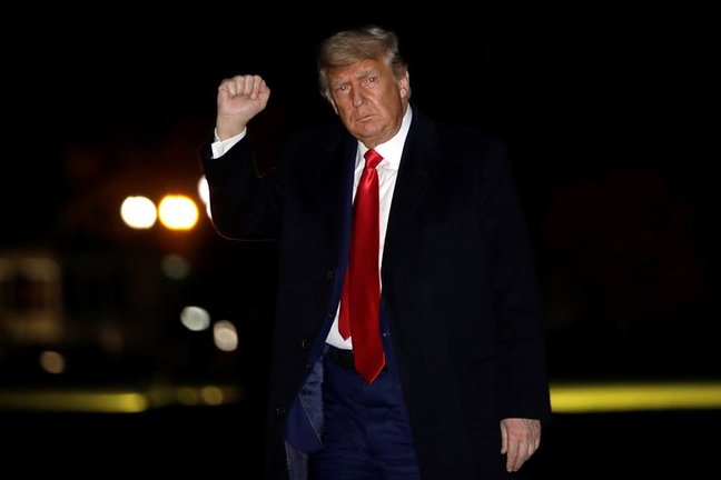 El presidente Donald J. Trump hace un gesto mientras camina por el jardín sur de la Casa Blanca a su regreso a Washington, DC, EE.UU., el 12 de diciembre de 2020. (Estados Unidos) EFE/EPA/Yuri Gripas / PISCINA