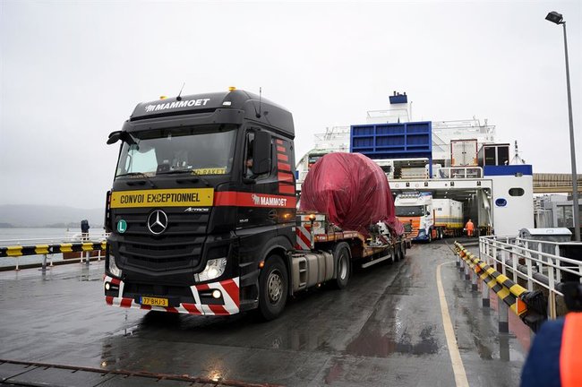 Varios camiones a la salida del barco de la compañia francesa Brittany Ferries a su llegada al puerto de Santander. / Pedro Puente Hoyos