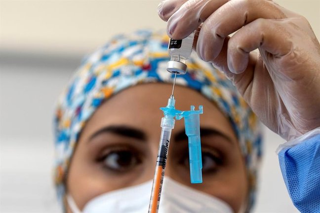 Una empleada sanitaria lleva a cabo el proceso de vacunación para los empleados del hospital San Filippo Neri de Roma (Italia). EFE/ Massimo Percossi