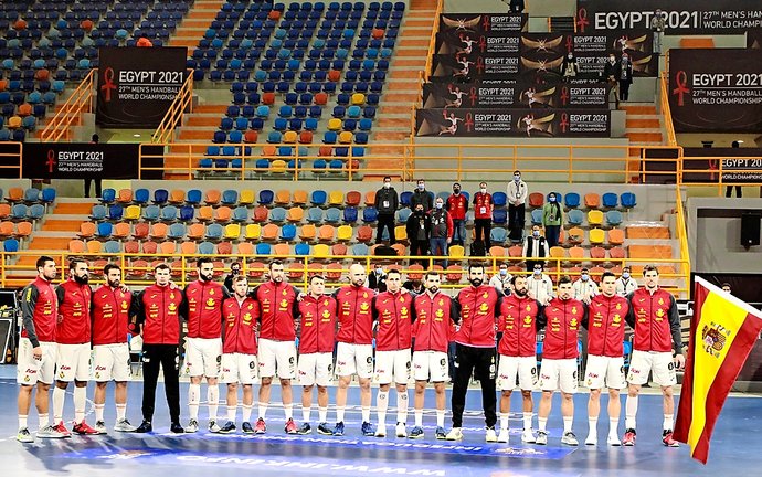 Los integrantes de la selección española de balonmano antes del inicio de un encuentro del Mundial. / ALERTA