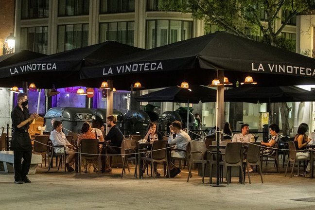 ares y terrazas de copas en la zona de Huertas y Plaza de Santa Ana en Madrid. / EFE / R. Jimenez
