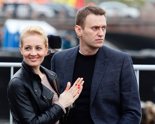 Alexei Navalni con su mujer, Julia, en un acto en Rusia. / E. PRESS