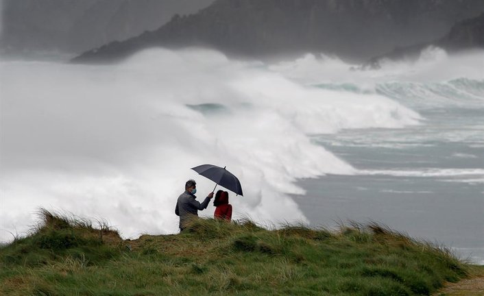 Vista del oleaje este sábado de la playa de Ponzos en Ferrol (A Coruña). Once comunidades están en "alerta" ante las persistentes precipitaciones y los fuertes vientos que trae la borrasca Karim, que en algunos zonas altas y del litoral en el norte peninsular pueden alcanzar los 120 kilómetros por hora. EFE/Kiko Delgado