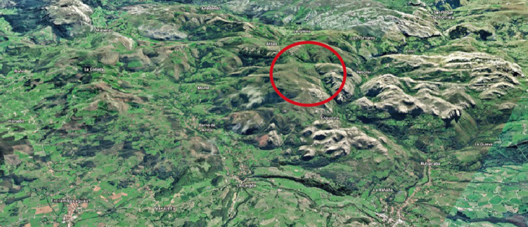 En un círculo rojo, zona aproximada donde irán ubicados los molinos eólicos, en la zona conocida como La Venta, cerca del alto de Alisas. / ALERTA