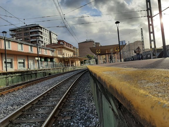 Vista de la estación de Torrelavega desde un andén.