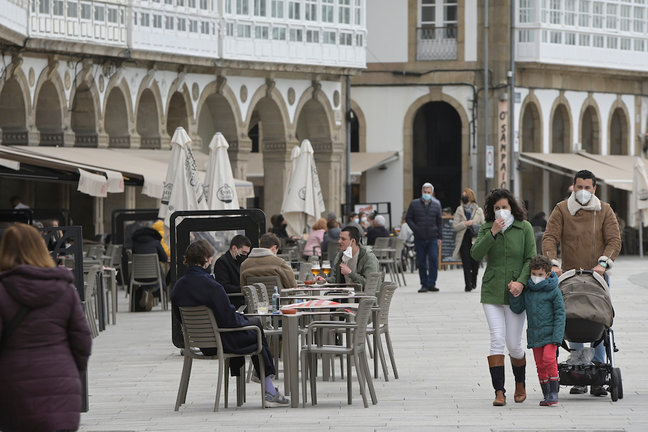 Varias personas en la terraza de un restaurante, en La Coruña. / M. Dylan