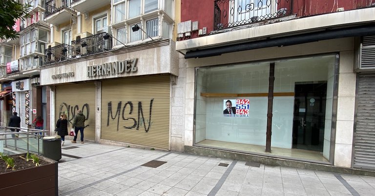 Vista de varios comercios cerrados en el centro de Santander. / ALERTA