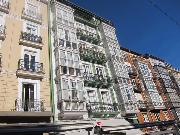 Viviendas y pisos en una céntrica calle de la capital cántabra. / ALERTA