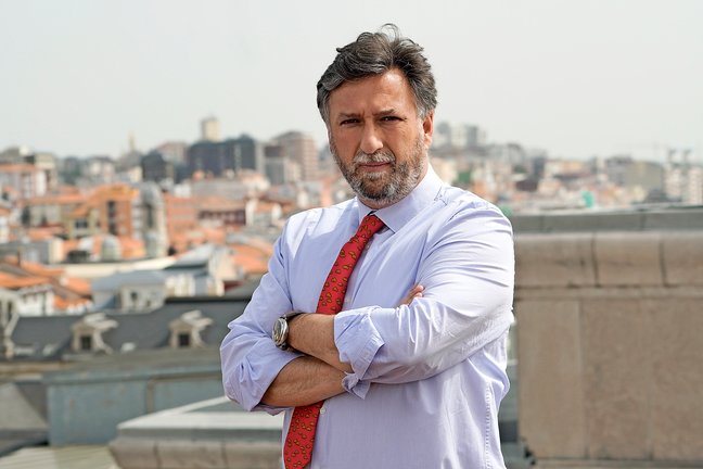 Cristóbal Palacio posa para el fotógrafo en lo alto del edificio donde tiene su despacho de abogados. / Hardy