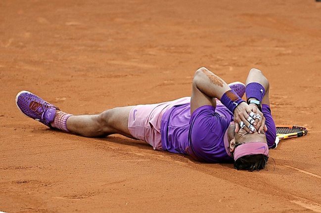 Rafa Nadal tumbado en el suelo tras conquistar su duodécimo torneo Conde de Godó. / EFe