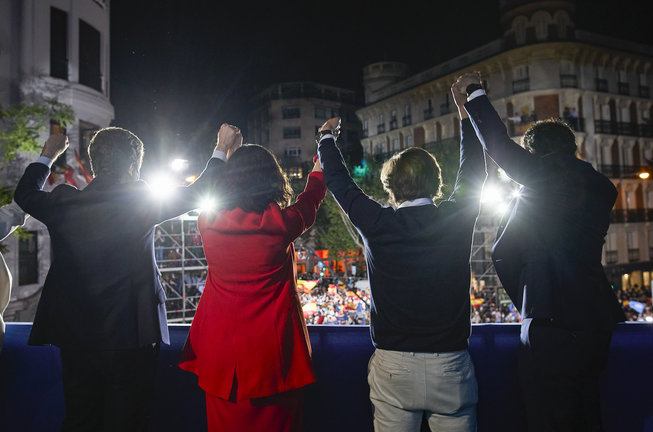 (I-D) El líder del PP, Pablo Casado; la presidenta de la Comunidad de Madrid y candidata a la reelección por el PP, Isabel Díaz Ayuso; el alcalde de Madrid, José Luis Martínez-Almeida; y otros miembros del partido salen al balcón para celebrar los primeros sondeos en la sede del partido durante la jornada electoral, a 4 de mayo de 2021, en la Sede del Partido Popular, Madrid (España). Un total de 5.112.658 madrileños han sido llamados a las urnas hoy 4 de mayo, lo que supone 53.406 más de los que fueron convocados en los comicios autonómicos de 2019.
04 MAYO 2021;PP;ELECCIONES;VOTACIONES;4M;MADRID
Jesús Hellín / Europa Press
4/5/2021