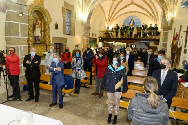Autoridades y feligreses en la misa de la festividad de la Virgen del Mar de Santander. / ALERTA