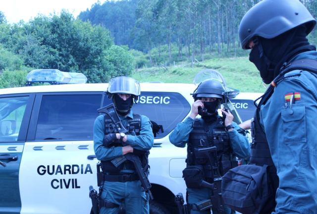 Varios agentes de la Guardia Civil antes de la detención. / OPC