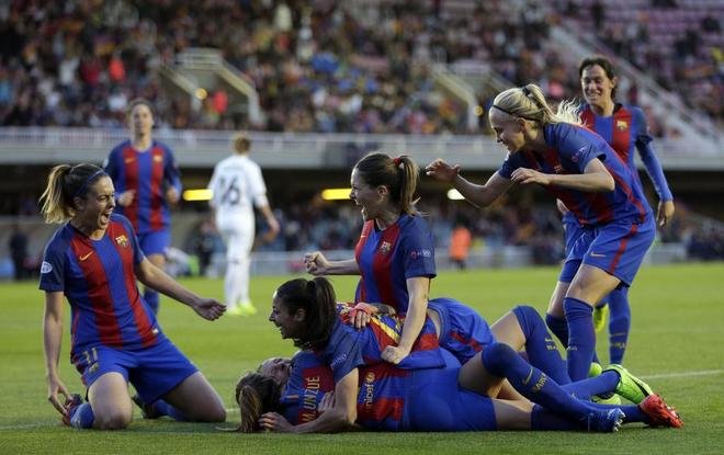Las jugadoras del Barcelona celebran el gol marcado por Jennifer Hermoso ante el Rosengard. EFE