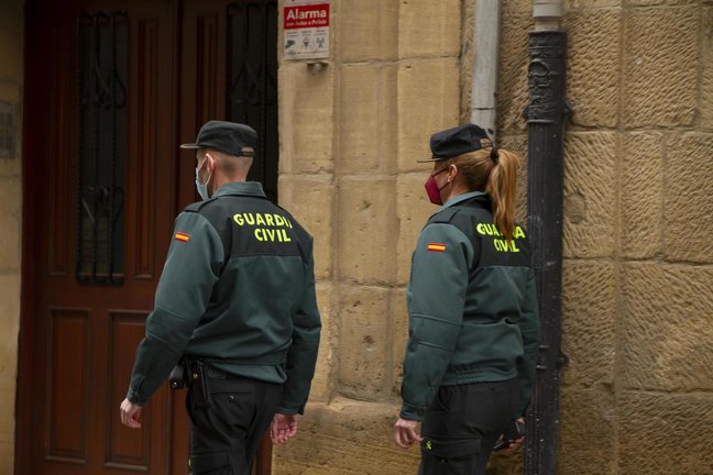 Archivo - Dos agentes de la Guardia Civil en Haro, La Rioja, en una imagen de archivo