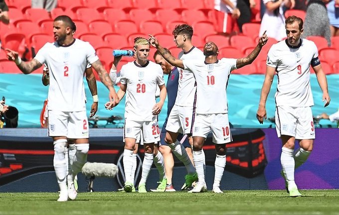 Raheem Sterling (2-R) de Inglaterra celebra después de marcar el primer gol de su equipo durante el partido de fútbol de la ronda preliminar del grupo D de la Eurocopa 2020 entre Inglaterra y Croacia en Londres, Gran Bretaña, el 13 de junio de 2021. (Croacia, Reino Unido, Londres) EFE/EPA/Andy Rain