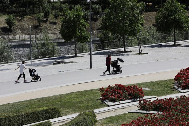 Archivo - Dos madres con carritos de bebé pasean en Madrid Río, en Madrid (España), a 25 de mayo de 2020.