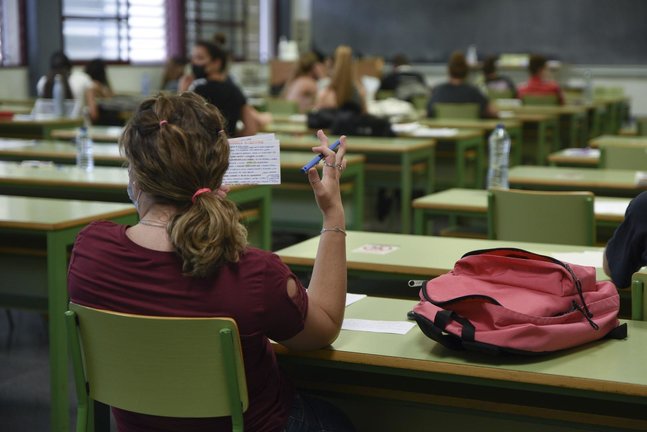 Una estudiante en uno de los exámenes de la selectividad 2021 en València. 