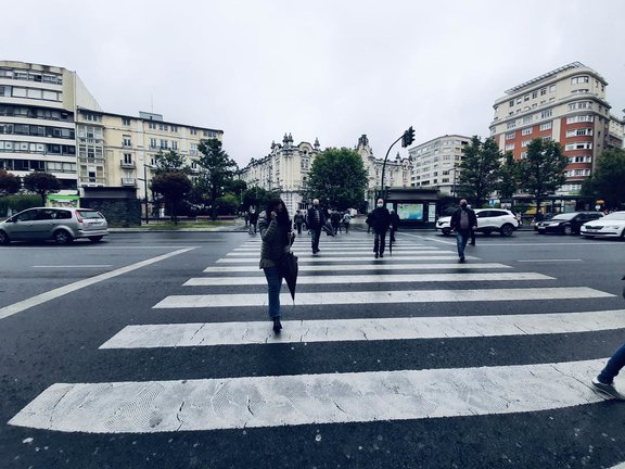 Varias personas cruzan una calle con su mascarilla puesta en el centro de Santander. / S. Díaz