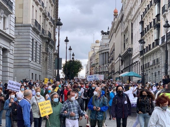 Pancarta de la manifestación organizada por la Marea Blanca este domingo en el centro de Madrid para denuciar el cierre de 41 centros de salud