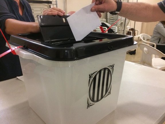 Archivo - Urna de votación del referéndum del 1-O