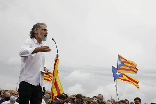 El presidente de Òmnium Cultural, Jordi Cuixart , interviene tras salir de la prisión de LLedoners, un día después de ser indultado por el Gobierno de España
