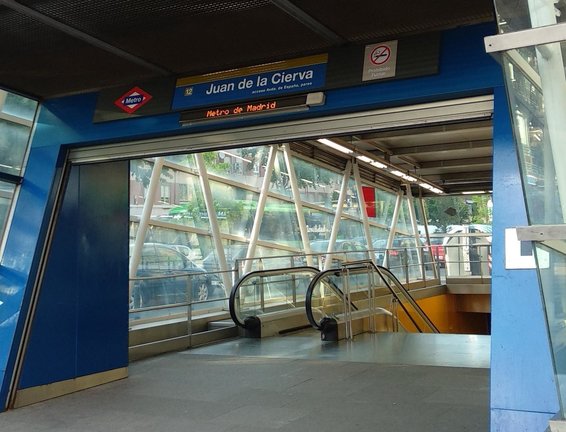 Imagen de la entrada a la parada de Metro de Juan de la Cierva.