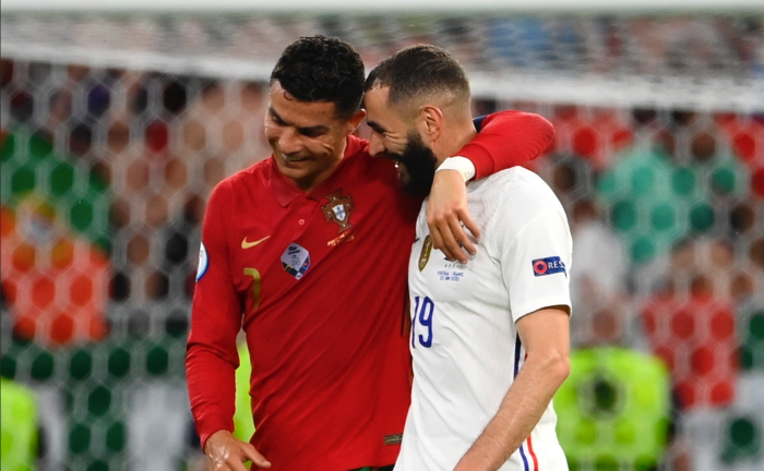 Cristiano Ronaldo (L) de Portugal abraza a Karim Benzema de Francia después durante el partido de fútbol de la ronda preliminar del grupo F de la UEFA EURO 2020 entre Portugal y Francia en Budapest, Hungría, 23 de junio de 2021. (Francia, Hungría) EFE/EPA/Franck Fife