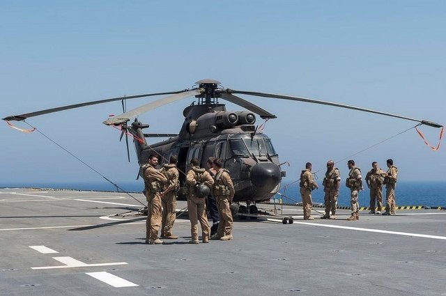 Archivo - Un helicóptero Cougar de la Armada en un portaaeronaves