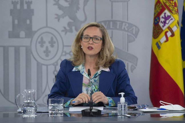 Archivo - La vicepresidenta segunda y ministra de Asuntos Económicos y Transformación Digital, Nadia Calviño en una rueda de prensa, a 17 de mayo de 2021, en Madrid (España).