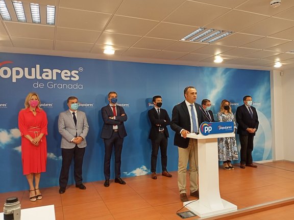 Imagen de archivo de la rueda de prensa en la que el presidente provincial del PP de Granada, Francisco Rodríguez, anunció la salida de los concejales del PP del equipo de gobierno local.