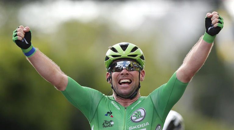 El ciclista británico Mark Cavendish (Deceuninck Quick-Step) celebra su victoria en la sexta etapa del Tour de Francia 2021, desde Tours a Chateauroux. EFE/Guillaume Horcajuelo / POOL