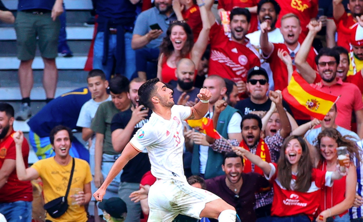 El delantero de España Ferrán Torres celebra su gol durante el partido de los octavos de final de la Eurocopa 2020 que las selecciones de Croacia y España disputan hoy en Copenhague, Dinamarca, 28 Junio 2021. EFE/EPA/Friedemann Vogel / POOL