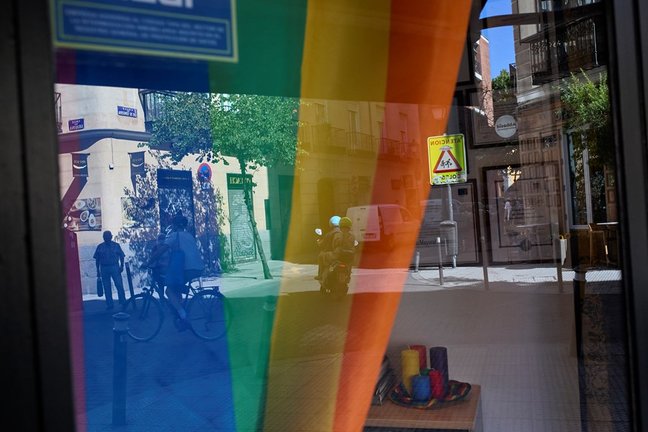 Bandera LGTBI en un escaparate del barrio de Chueca durante la celebración del Día Internacional del Orgullo LGTBI